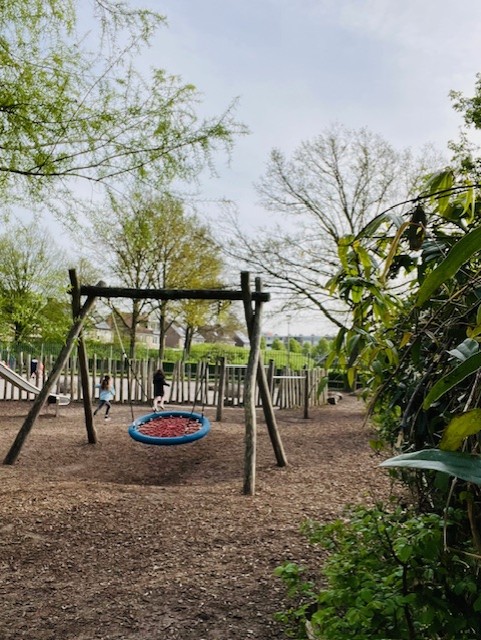 We trots zijn op onze rustige, veilige en groene schoolomgeving. Wij hechten veel waarde aan het welzijn van alle kinderen en dat merkt u aan alles.